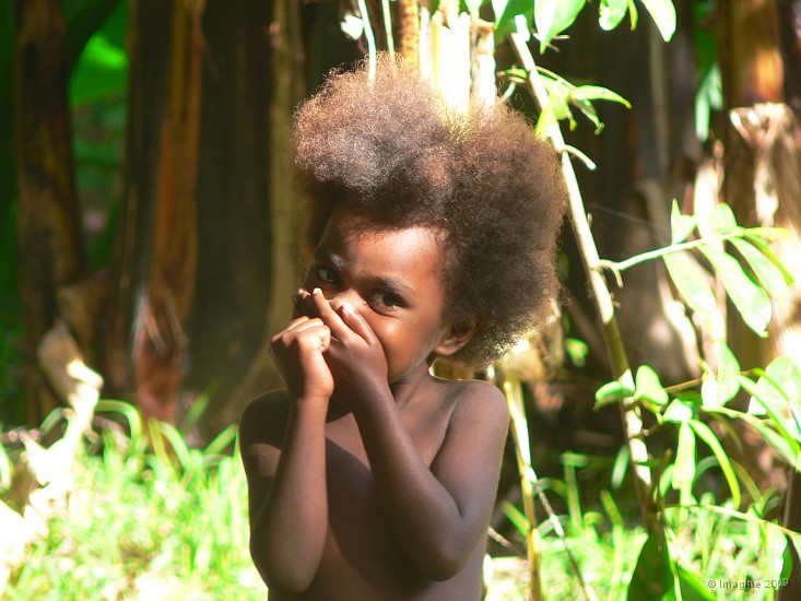 67- Une petite fille amusee et timide.JPG